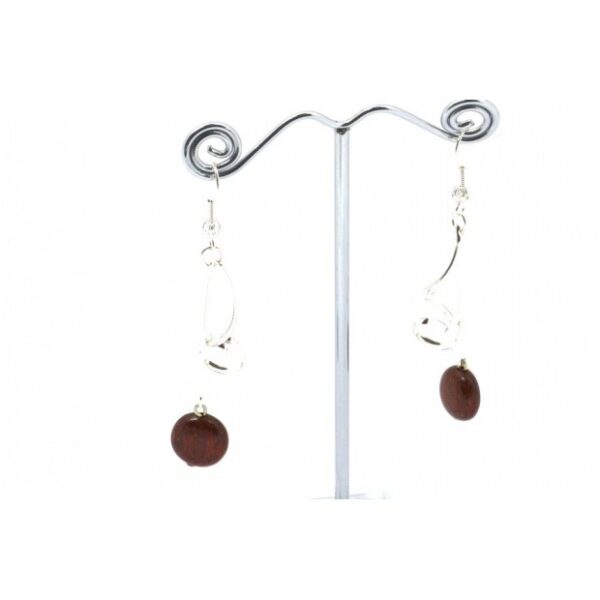 Boucles d'oreilles artisanales Milen en bois d'acajou avec fermoir argenté.