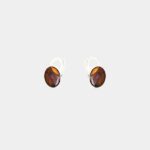 Boucles d'oreilles en bois Ness avec plateau argenté orné de résine naturelle et incrustation de bois.