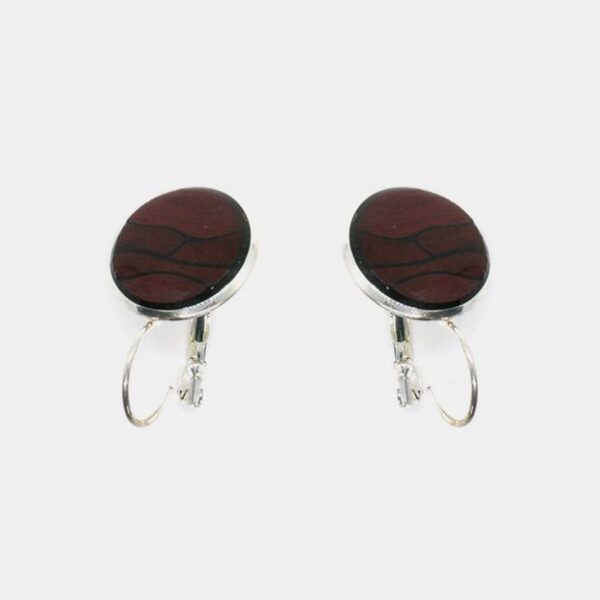 Boucles d'oreilles artisanales en bois précieux avec plateau argenté et résine naturelle.