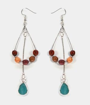 Zoom sur les détails des boucles d'oreilles Fidjy montrant les perles multicolores et la pierre d'Amazonite.