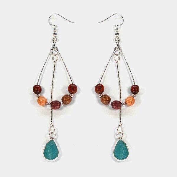 Zoom sur les détails des boucles d'oreilles Fidjy montrant les perles multicolores et la pierre d'Amazonite.