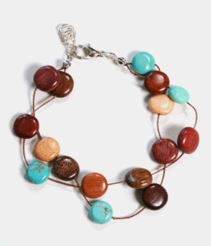 Image illustrant la délicatesse des perles en bois de palissandre et turquoise, alliant élégance et artisanat.