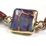 Bracelet Louli vue de près montrant les détails des perles de bois et de pierre