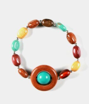Bracelet artisanal Isia en turquoise et bois précieux, détails fins et élégants.