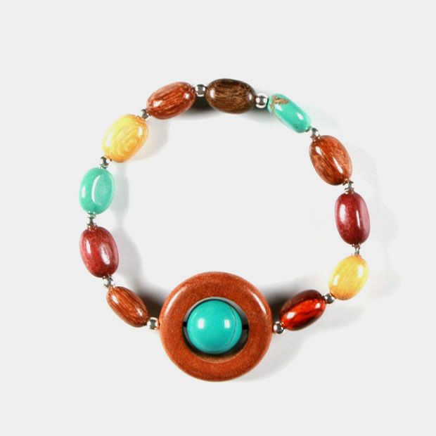 Bracelet artisanal Isia en turquoise et bois précieux, détails fins et élégants.