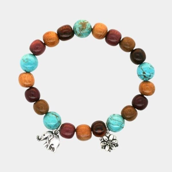 Bracelet artisanal en bois multicolore avec perles de turquoise et breloques.