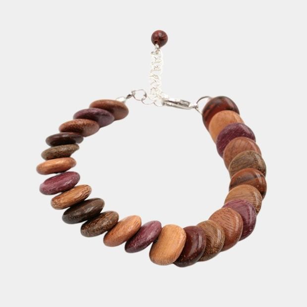 Bracelet Bois Multicolore Sephora avec différentes essences de bois colorées telles que l'amarante, le mûrier, et le palissandre.