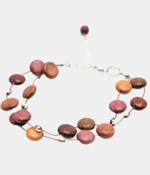Zoom sur les détails artisanaux du bracelet double multibois Tagua, un bijou fait main qui allie élégance et durabilité.