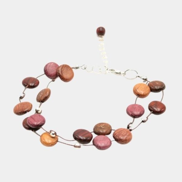 Zoom sur les détails artisanaux du bracelet double multibois Tagua, un bijou fait main qui allie élégance et durabilité.