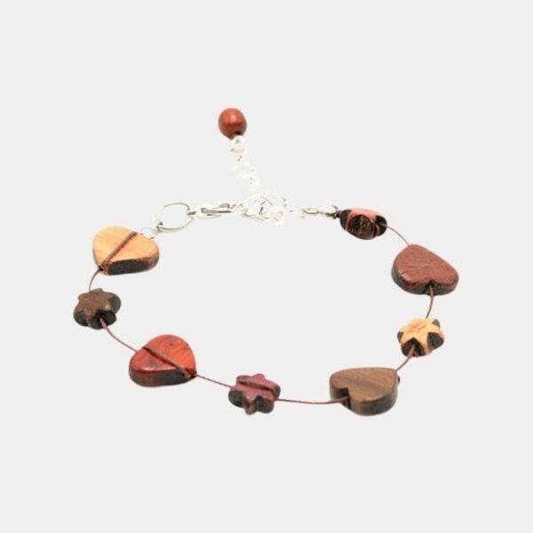 Gros plan sur les essences de bois multicolore du bracelet Stacy.