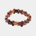 Gros plan sur les détails : perles plates en bois précieux multicolores du bracelet Grenita élastique.