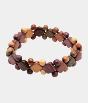 Gros plan sur les détails : perles plates en bois précieux multicolores du bracelet Grenita élastique.