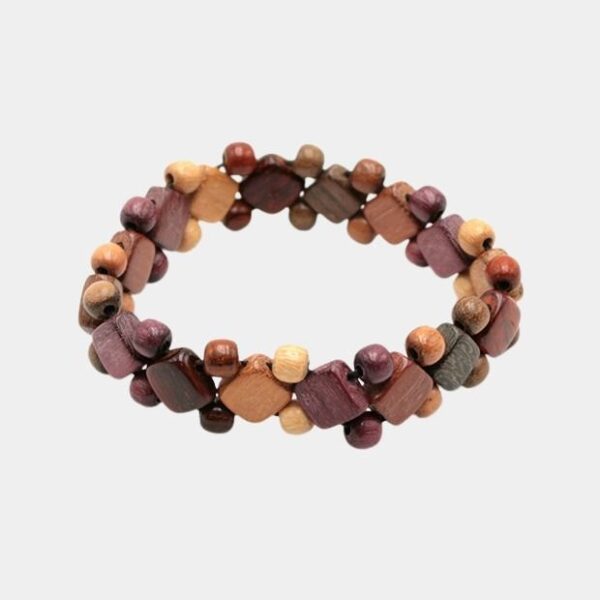 Gros plan sur les détails : perles plates en bois précieux multicolores du bracelet Grenita élastique.