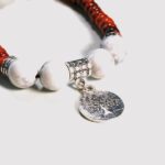 Bracelet howlite Isaura présenté sur un fond blanc, mettant en avant sa souplesse grâce à un fil élastique solide.