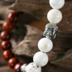 Vue détaillée d'une pierre howlite blanche utilisée dans le bracelet Alenzo, montrant ses veines grises distinctives.