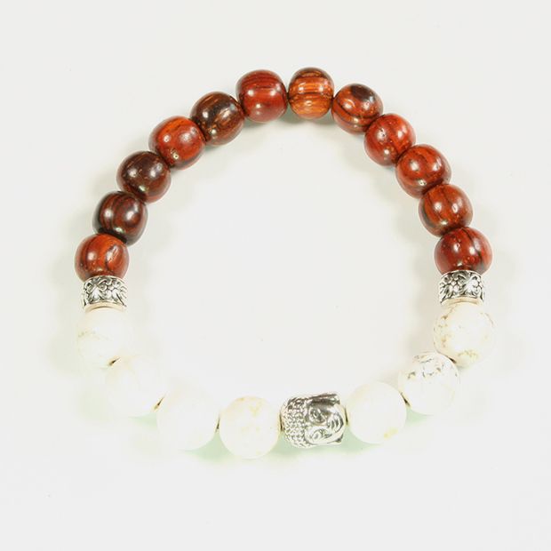 Gros plan sur les pierres howlite blanches et marbrées du bracelet bouddha Alenzo.