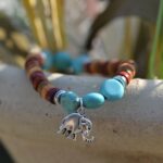 Bracelet Olga en turquoise avec éléphant et perles en bois précieux, un accessoire unique et élégant à porter au quotidien!