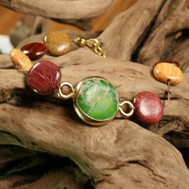 Vue détaillée du bracelet féminin en Jaspe impérial vert et perles en bois de différentes essences.