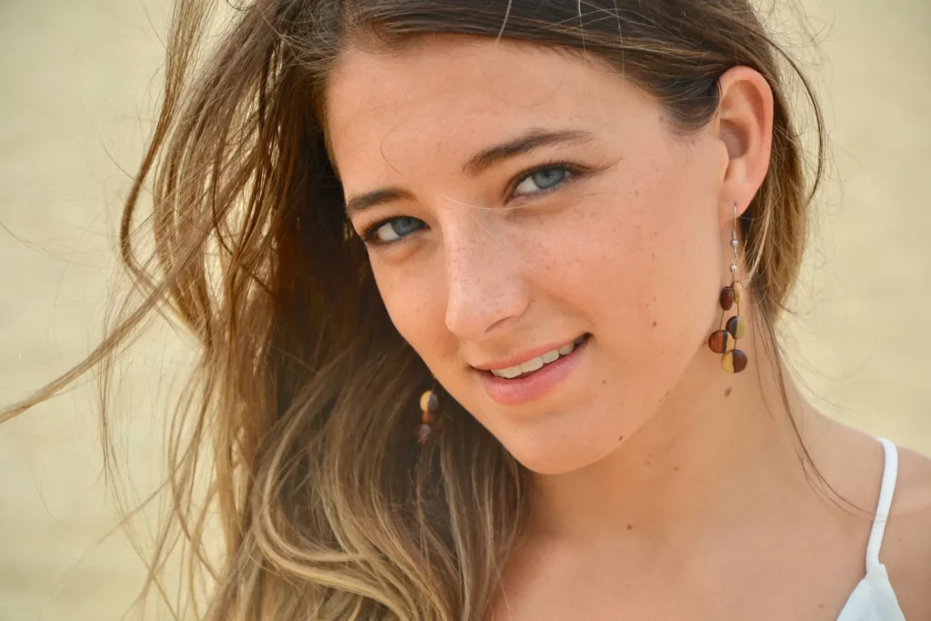 Boucles d'oreilles en bois bicolore Xenia fabriquées artisanalement.