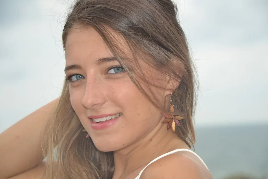 Boucles d'oreilles artisanales en bois multicolore Floria en forme de marguerite.