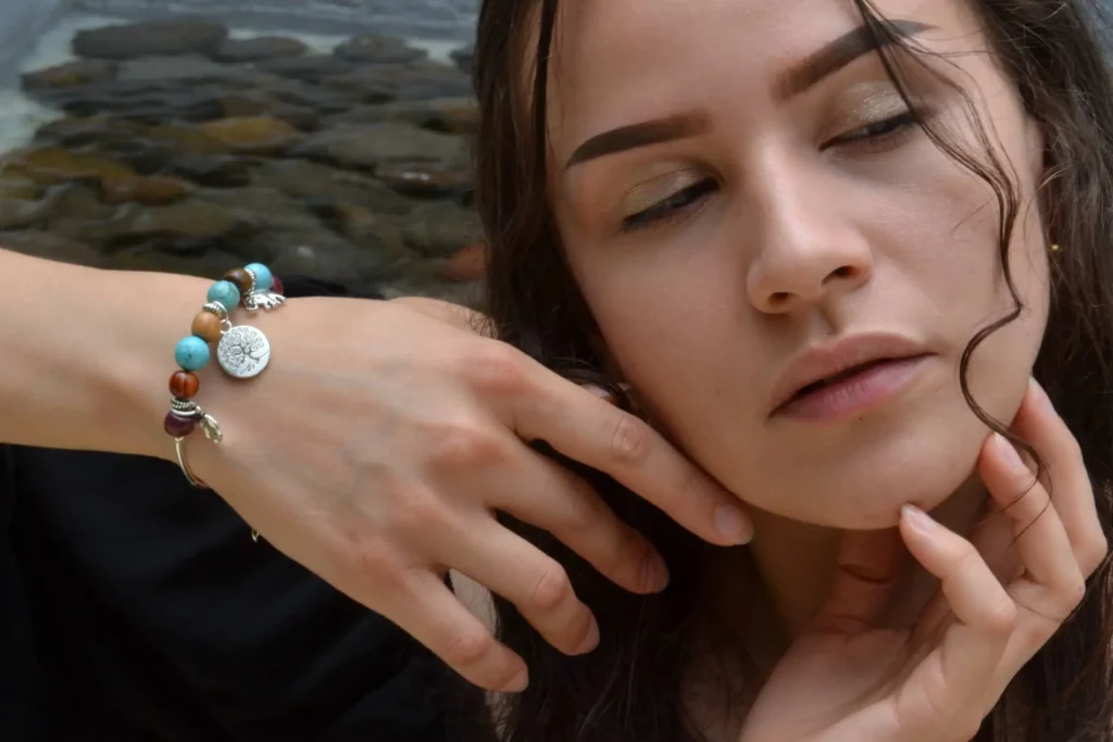 Gros plan sur un bracelet jonc fait main en bois précieux et pierre turquoise.