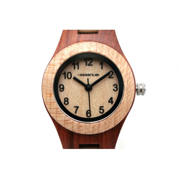 Vue rapprochée de la montre Brighton montrant le bracelet ajustable en bois et le mouvement japonais Miyota 2035.