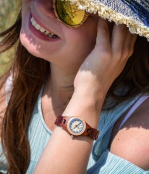 Montre femme en bois Brighton sur fond blanc, mettant en valeur son design élégant et son cadran en érable.