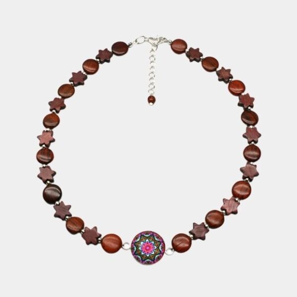 Collier en bois d'acajou et d’amarante avec cabochon en verre multicolore de 20 mm, design artisanal unique.