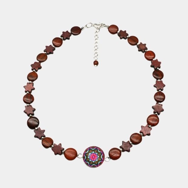 Collier en bois d'acajou et d’amarante avec cabochon en verre multicolore de 20 mm, design artisanal unique.