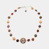 Collier en bois multicolore Arizona avec perles rondes et plates et cabochon en verre pastel.