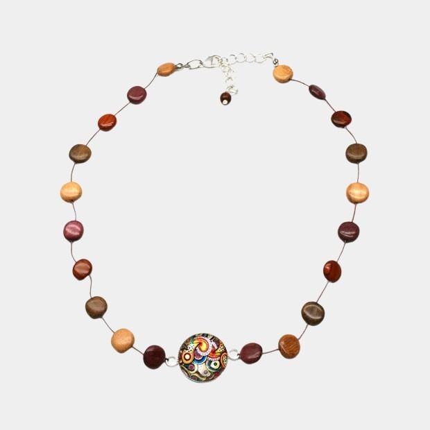 Collier en bois multicolore Arizona avec perles rondes et plates et cabochon en verre pastel.