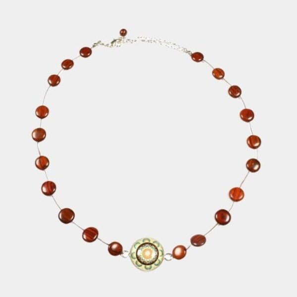 Collier en bois d'acajou avec cabochon en verre jaune