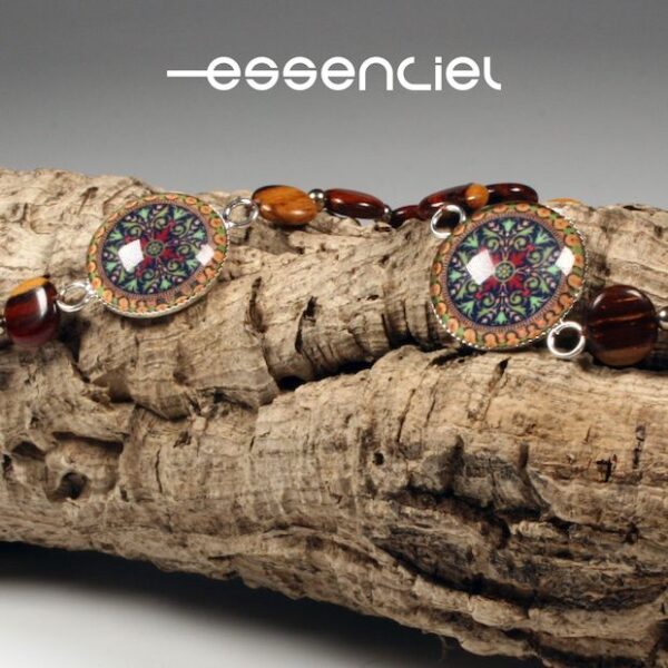 Gros plan du cabochon en verre mandala jaune-turquoise du collier Emma.