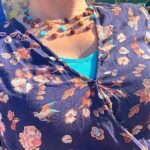 Détail des perles plates en turquoise et des nuances multicolores des perles en bois.