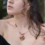 Collier chaîne Leila avec fleurs en bois naturel aux couleurs vibrantes, parfait pour ajouter une touche unique à votre style!
