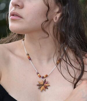 Collier chaîne Leila avec fleurs en bois naturel aux couleurs vibrantes, parfait pour ajouter une touche unique à votre style!