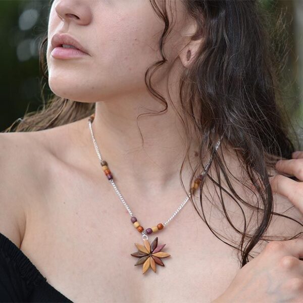 Collier chaîne Leila avec fleurs en bois naturel aux couleurs vibrantes, parfait pour ajouter une touche unique à votre style!