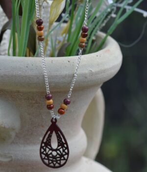 Collier artisanal multicolore en Amarante, Néflier, Palissandre et Mûrier.