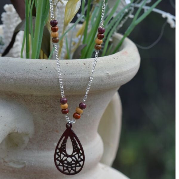 Collier artisanal multicolore en Amarante, Néflier, Palissandre et Mûrier.