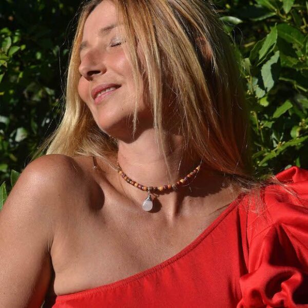 Gros plan sur le pendentif en quartz clair du collier Esther, mettant en valeur la pureté et la clarté de la pierre.