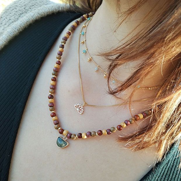 Triple collier doré en bois et pierre naturelle en labradorite pour femme.