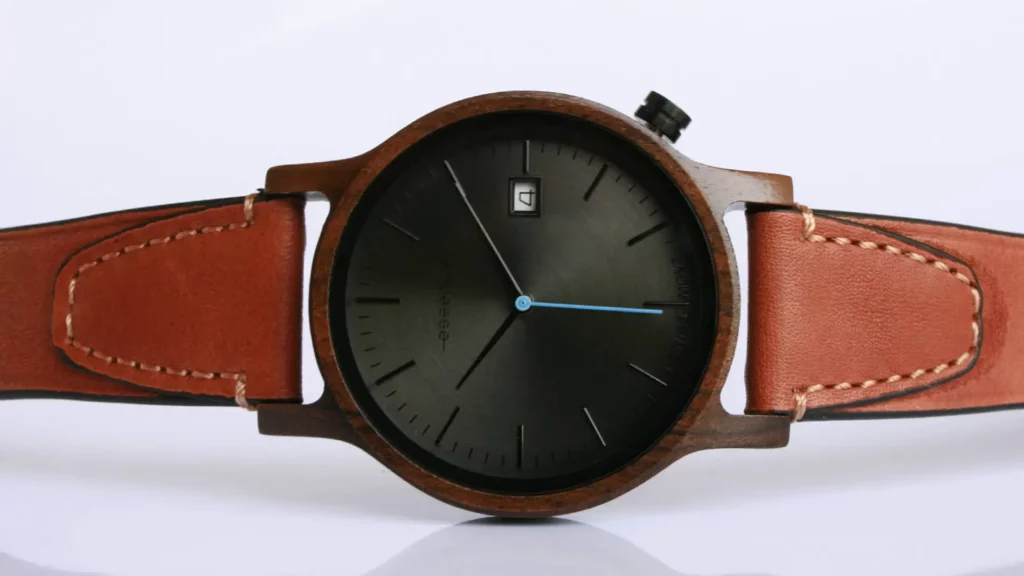 Montre de luxe pour homme avec un design moderne, intégrant un cuir ébène de haute qualité pour un style intemporel.