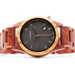 Vue rapprochée du bracelet interchangeable en bois et cuir marron, conçu pour un look personnalisé.