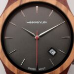 Montre élégante et sportive en bois avec finition artisanale premium.