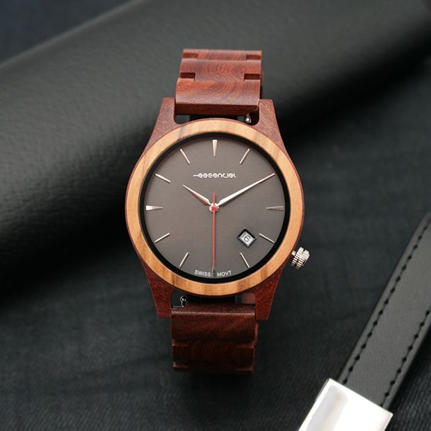 Une montre en bois pour homme avec un boîtier bicolore en noyer et palissandre, cadran sport et aiguilles rouges.