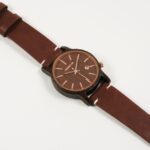 Ajoutez une touche sophistiquée à votre poignet avec notre montre bois cuir ébène. Commandez aujourd'hui et profitez de la livraison offerte.