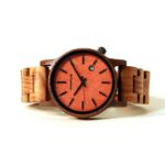 Montre robuste en bois de noyer pour homme avec détails or rose.
