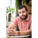 Montre Explorer en noyer, confort léger et style élégant.