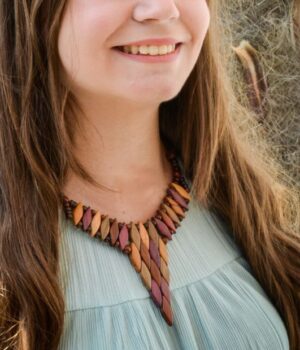 Collier bois multicolore Nefertary avec perles triangulaires et lanière en cuir nubuck.