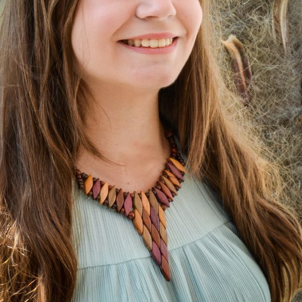 Collier bois multicolore Nefertary avec perles triangulaires et lanière en cuir nubuck.